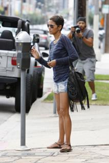 Halle Berry feet photo thumbnail