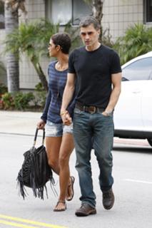 Halle Berry feet photo thumbnail