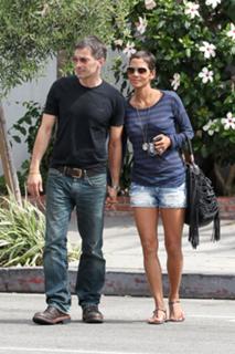 Halle Berry feet photo thumbnail