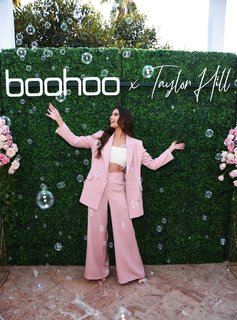 Taylor Hill feet photo thumbnail