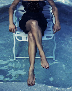 Hilary Swank feet photo thumbnail