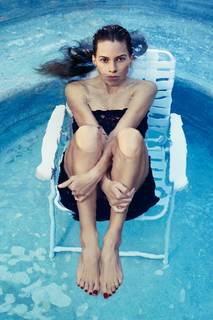 Hilary Swank feet photo thumbnail