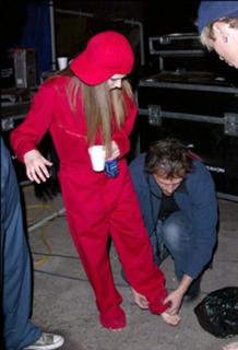 Avril Lavigne feet photo thumbnail