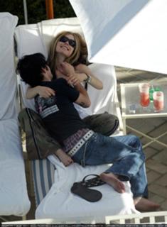 Avril Lavigne feet photo thumbnail