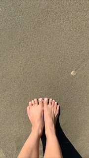 Kino MacGregor feet photo thumbnail