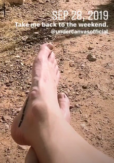 Grace Helbig feet photo thumbnail