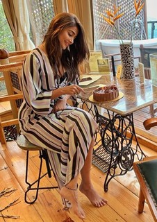 Pooja Hegde feet photo thumbnail
