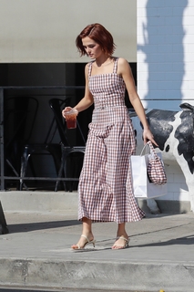 Zoey Deutch feet photo thumbnail