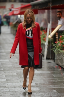 Amanda Holden feet photo thumbnail