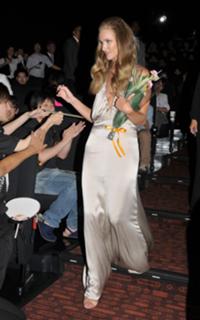 Rosie Huntington-Whiteley feet photo thumbnail