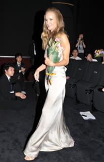 Rosie Huntington-Whiteley feet photo thumbnail