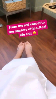 Laura Vandervoort feet photo thumbnail