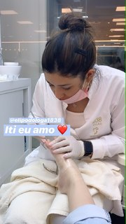 Larissa Manoela feet photo thumbnail