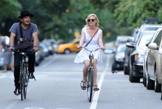 Kirsten Dunst feet photo thumbnail
