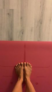 Kino MacGregor feet photo thumbnail