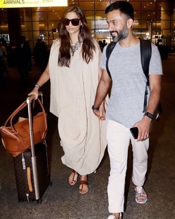 Sonam Kapoor feet photo thumbnail