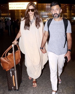Sonam Kapoor feet photo thumbnail