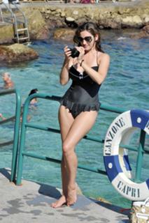 Kelly Brook feet photo thumbnail