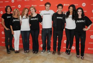 Emily Osment feet photo thumbnail