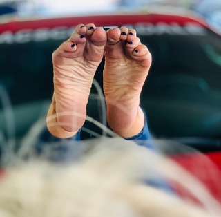 Kyle Unfug feet photo thumbnail