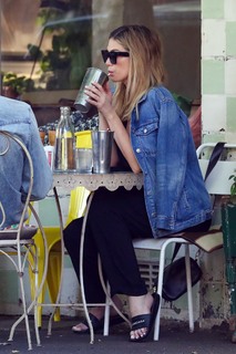 Delta Goodrem feet photo thumbnail