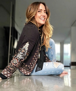 Andrea Legarreta feet photo thumbnail