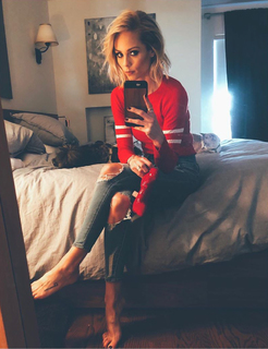Laura Vandervoort feet photo thumbnail