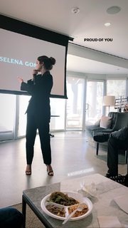 Selena Gomez feet photo thumbnail