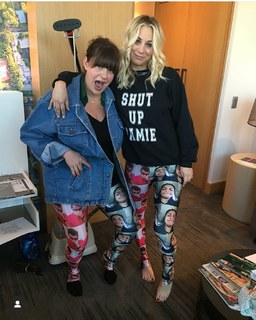 Kaley Cuoco feet photo thumbnail