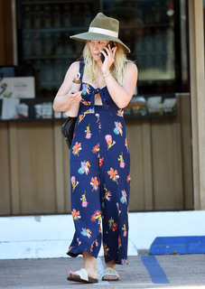 Hilary Duff feet photo thumbnail