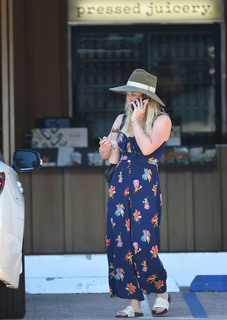 Hilary Duff feet photo thumbnail