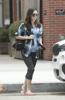 Megan Fox feet photo thumbnail