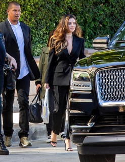 Selena Gomez feet photo thumbnail