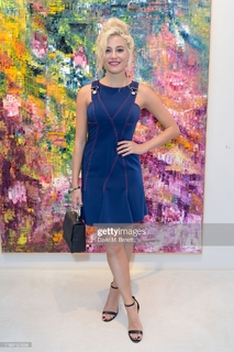 Pixie Lott feet photo thumbnail