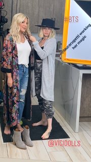 Tori Spelling feet photo thumbnail
