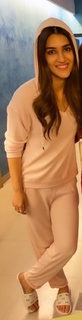 Kriti Sanon feet photo thumbnail