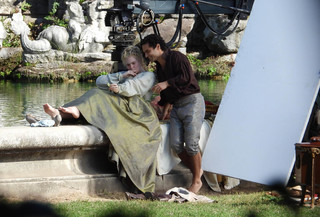 Elle Fanning feet photo thumbnail