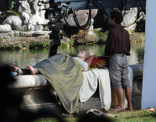 Elle Fanning feet photo thumbnail