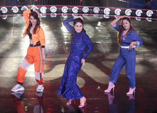 Kareena Kapoor feet photo thumbnail
