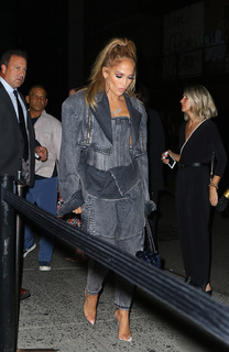 Jennifer Lopez feet photo thumbnail