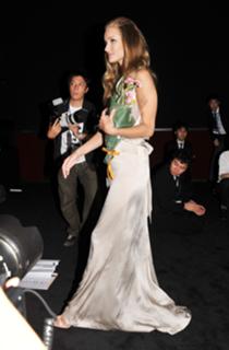 Rosie Huntington-Whiteley feet photo thumbnail