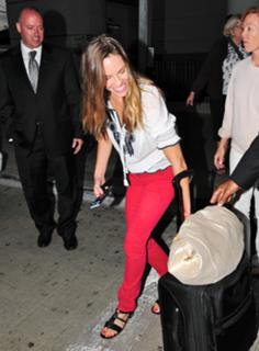 Hilary Swank feet photo thumbnail