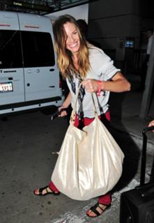 Hilary Swank feet photo thumbnail