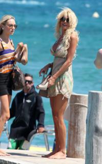 Victoria Silvstedt feet photo thumbnail