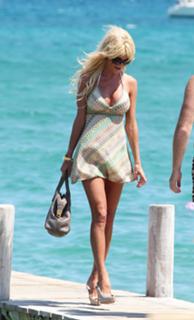 Victoria Silvstedt feet photo thumbnail