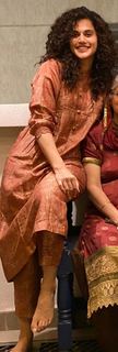Taapsee Pannu feet photo thumbnail