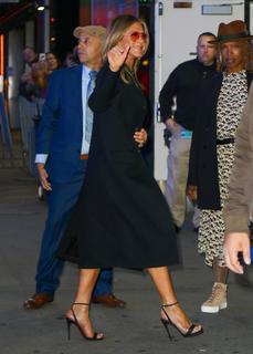 Jennifer Aniston feet photo thumbnail
