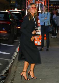Jennifer Aniston feet photo thumbnail