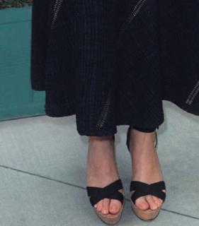 Drew Barrymore feet photo thumbnail