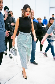 Selena Gomez feet photo thumbnail